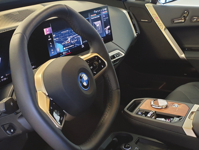 BMW iX xDrive 40 Sport Line Le gros SUV électrisant de l’hélice