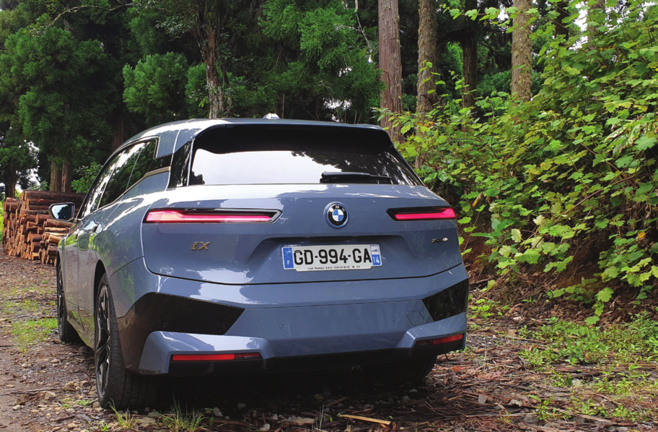 BMW iX xDrive 40 Sport Line Le gros SUV électrisant de l’hélice