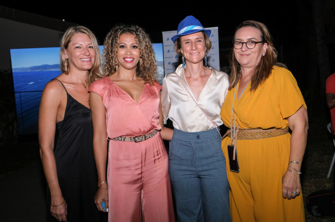 Cathy Metz, Chargée des ventes indirectes de la compagnie French Bee, Erika de l'agence Transcontinents qui remporte 2 billets d'avion Reunion-Paris, Karine Bonnal, Responsable Commerciale French Bee et Catherine Folio, Chargée des ventes directes French Bee