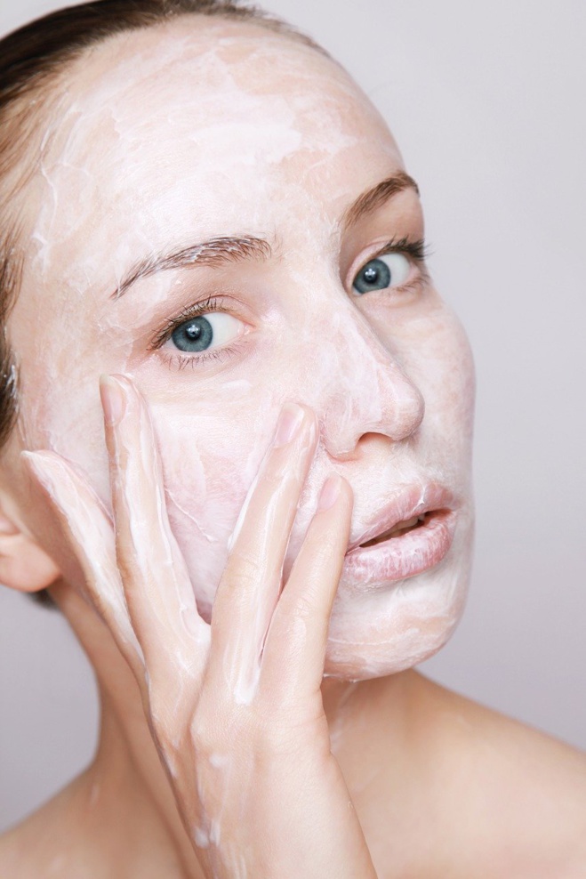 Éclat du teint: bien choisir son acide exfoliant.