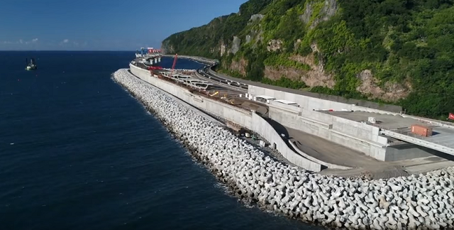 La Nouvelle Route du Littoral se dessine peu à peu au large des côtes réunionnaises.