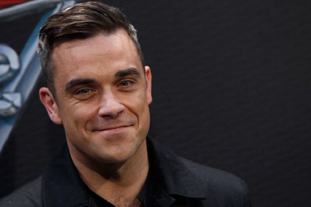 Robbie Williams pose nu devant son sapin