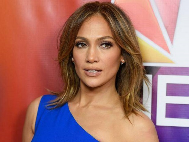 Jenni­fer Lopez : A 48 ans, elle dévoile sa plas­tique de rêve