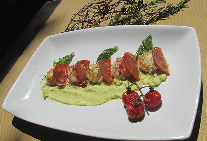 Recette - Poêlée de Saint-Jacques, velouté de petits pois et chips de chorizo