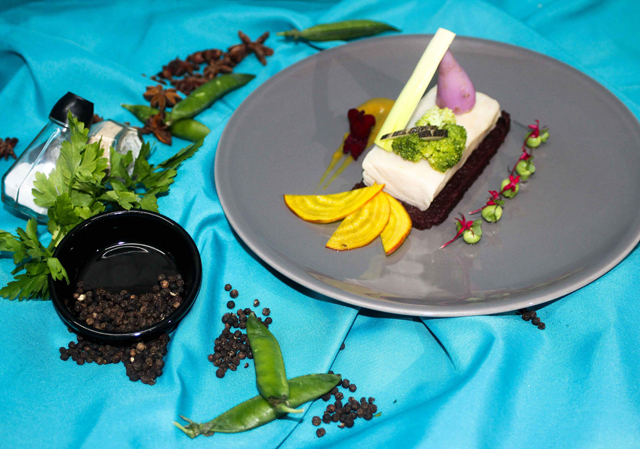 Pavé d’espadon poché, légumes bio de saison, jus à la racine de curcuma