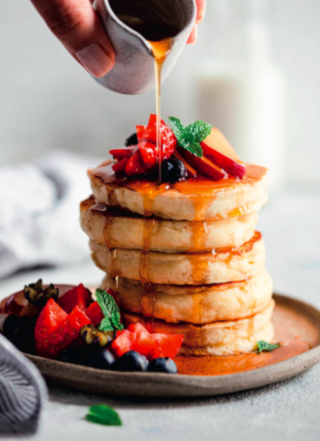 LES FLUFFY PANCAKES NOUS METTENT L’EAU À LA BOUCHE