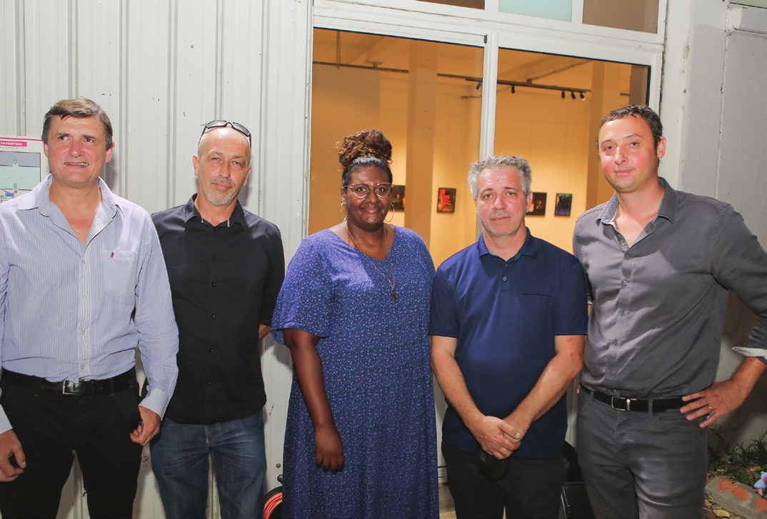 Jérôme Isautier, PDG des établissements Isautier, AIR, artiste peintre, Emilie Carpaye, chargée de recherche à la Saga du Rhum, Laurent Capmas, photographe et Cyril Isautier, directeur de la branche Rhums et Punchs du groupe Isautier