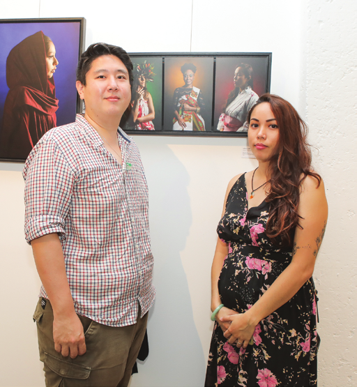 Nicolas Chan-Liat, président d'AZN Réunion et Karine, modèle de l'exposition