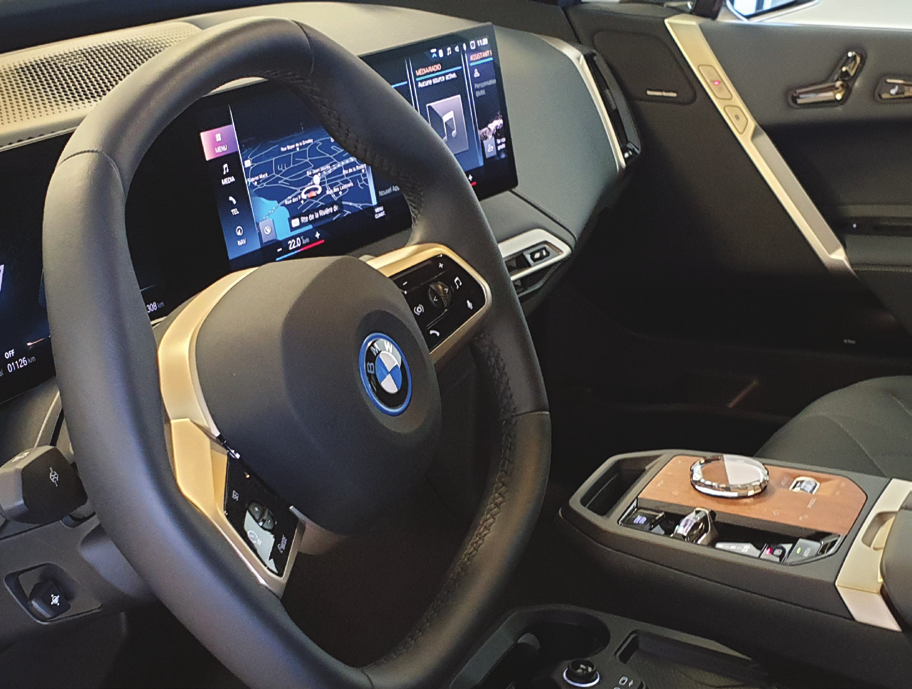 BMW iX xDrive 40 Sport Line Le gros SUV électrisant de l’hélice