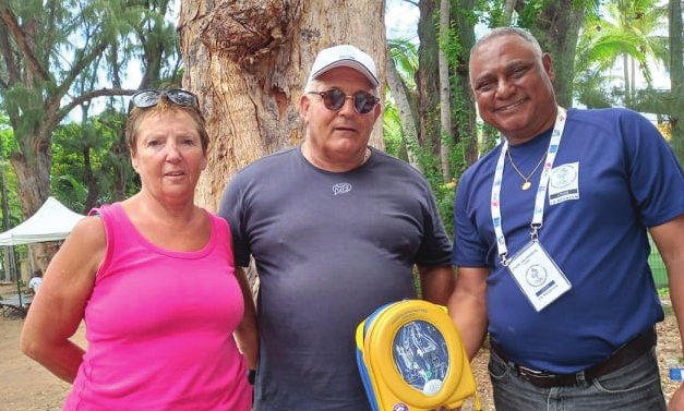 Tournée de « Au coeur des jumeaux » à La Réunion 5 défibrillateurs offerts aux clubs