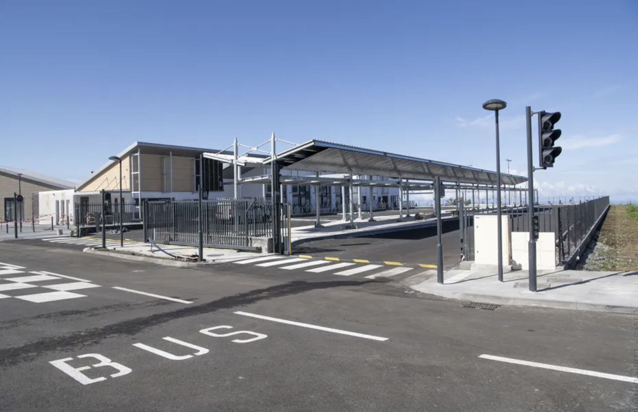 La nouvelle gare routière du Tampon est installée dans le quartier de La Châtoire. ©DIDIER LAURET / Casud