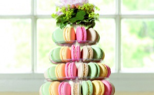 Une pièce montée de macarons