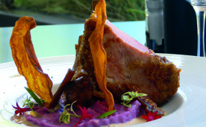 Carré de porc en croûte de pain d’épices, purée de cambar, velouté monté au foie gras