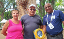 Tournée de « Au coeur des jumeaux » à La Réunion 5 défibrillateurs offerts aux clubs