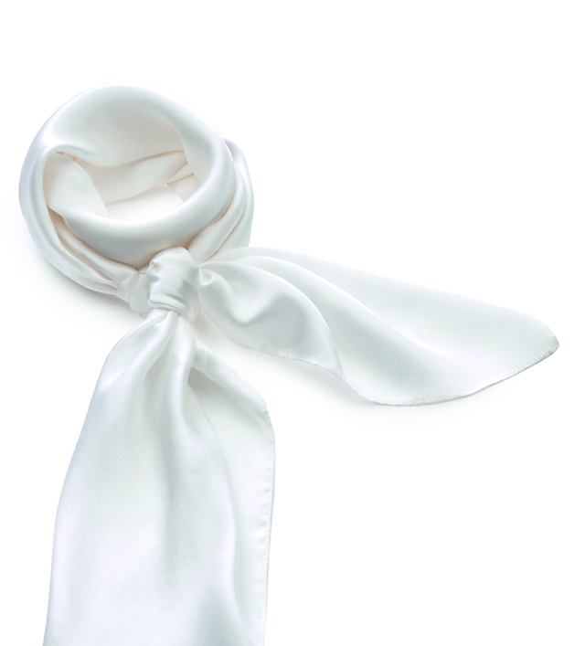 Carré de soie Blanc, d’une rare douceur, idéal pour parfaire tous vos looks d’une touche d’élégance. Très fluide, à nouer au cou ou sur les cheveux - Allée du Foulard