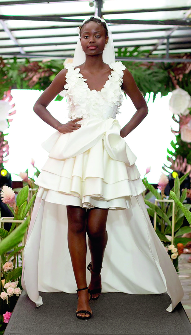 Robe en satin duchesse, elle en met plein la vue avec son bustier orné d’une centaine de fleurs - Elodie Nirlo