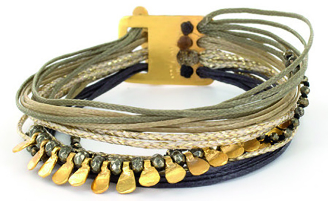 Bracelet manchette multi-tours, effet garanti avec ce bracelet-manchette composé de multiples fils, colorés, perlés ou agrémentés de pétales plaqués or - Les Côcottes