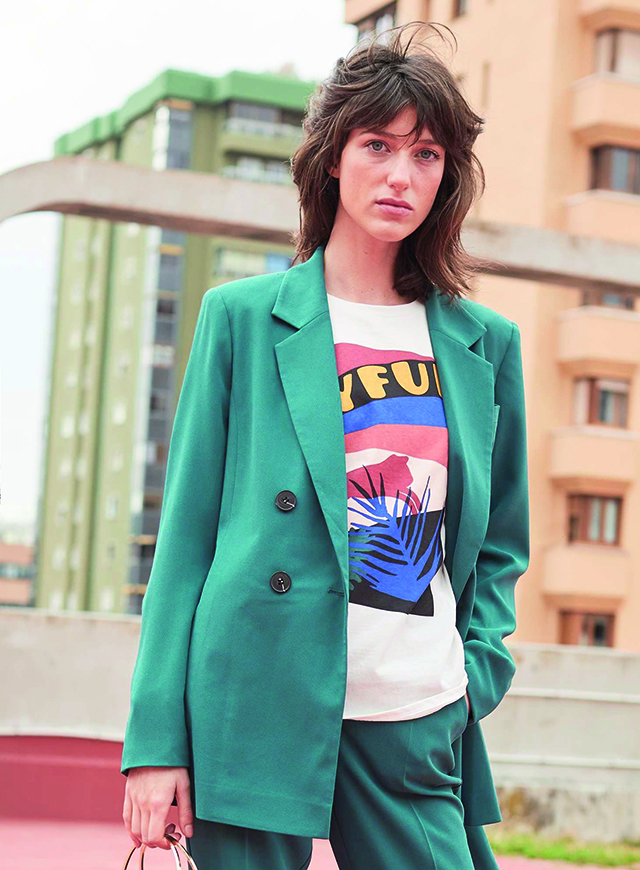 Tee-Shirt aux couleurs pop, 100% coton, col rond, manches courtes et photoprint original à l’avant, 6 € - Veste à l’allure élégante avec ses boutons et son col structuré, elle se porte de façon décontractée pour plus de style, 25 € - Pantalon coupe bootcut assorti à la veste pour un effet tailleur fluide, chic et casual à la fois, 18 € - Kiabi