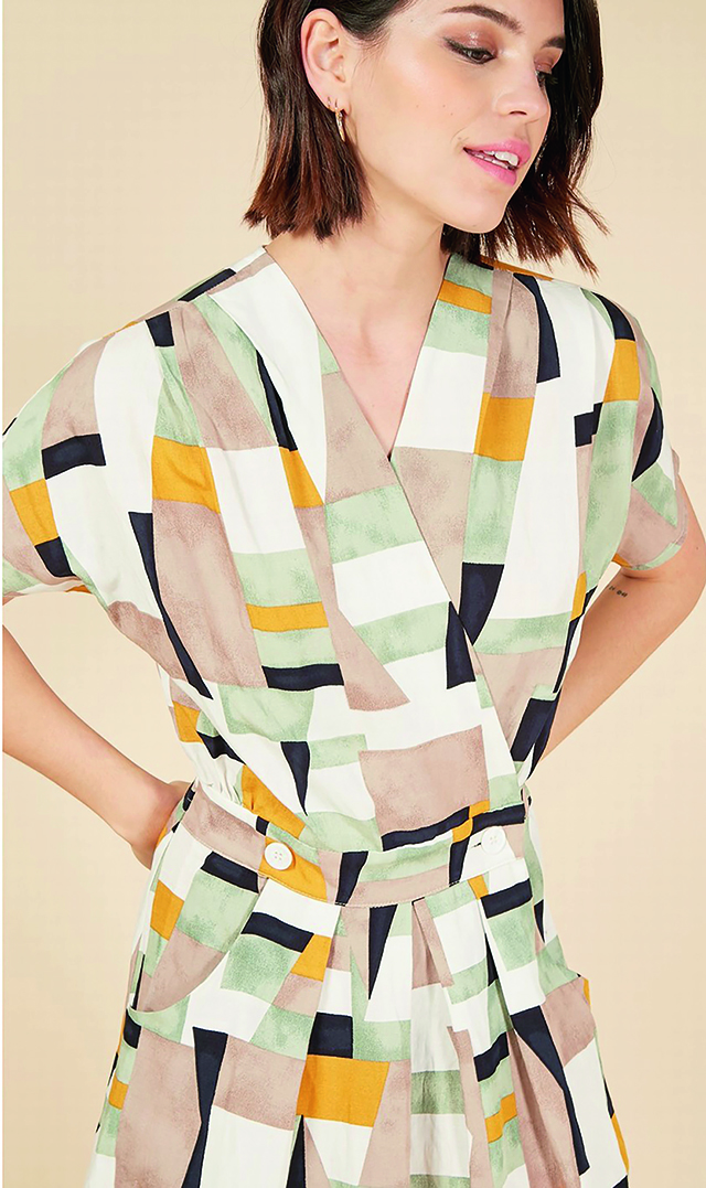 Robe courte possède une touche d’originalité grâce à son imprimé graphique. Deux boutons à la taille permettent de fermer le col. Un élastique resserrera votre taille. Son col V ajoute de l’élégance et les poches un style décontracté - Les Piplettes Shop