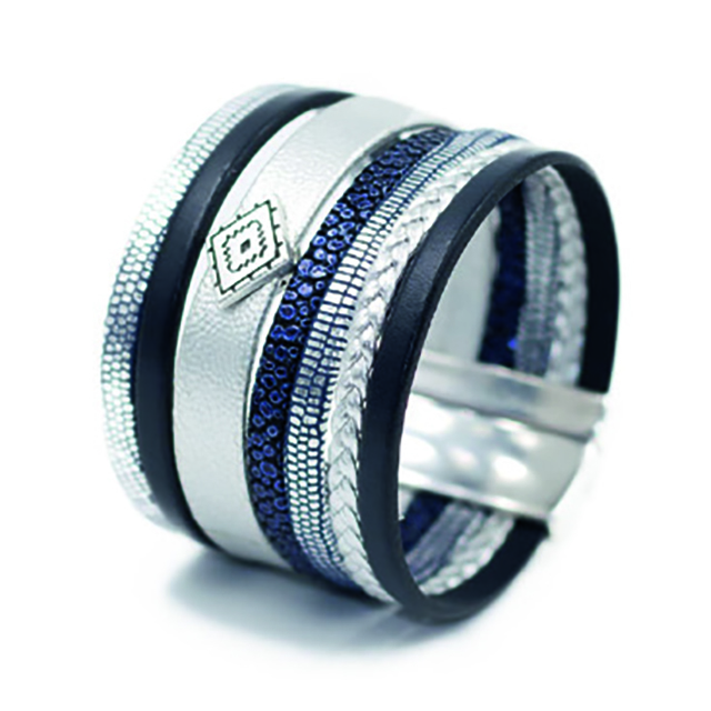 Manchette avec lanières de cuir véritable et fantaisie, fermoir magnétique en zamac argenté de fabrication européenne et passant motif ethnique en zamac argenté, 57 € - Maetja Bijoux