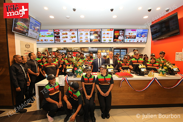 Philippe Lariche, président de Burger King Réunion et Richard Nirlo, maire de Sainte-Marie entourés de l'équipe Buger King Sainte-Marie