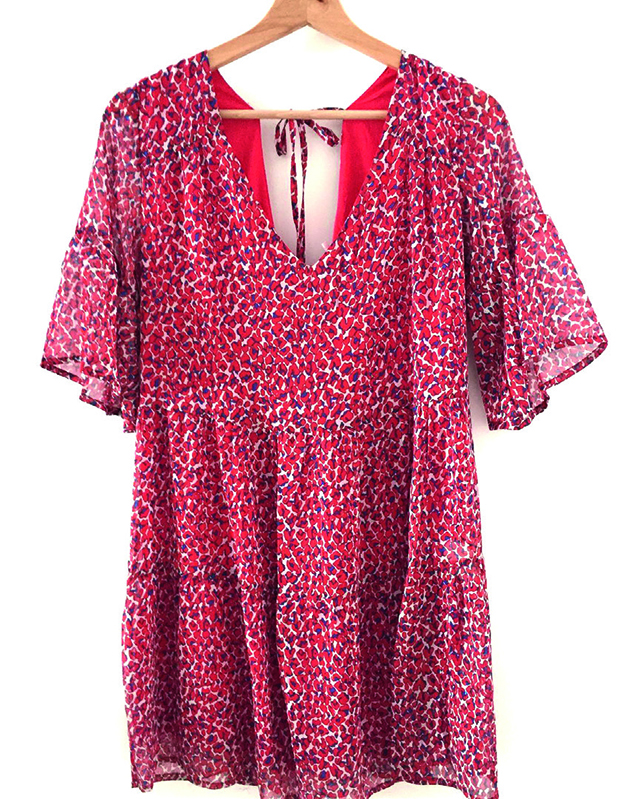 Robe courte à étages avec manches pagodes semi-transparentes. De coupe ample et évasée, elle s’ouvre sur un décolleté V plongeant et se pare de larges volants froncés sur tout le vêtement - Nayana Boutique