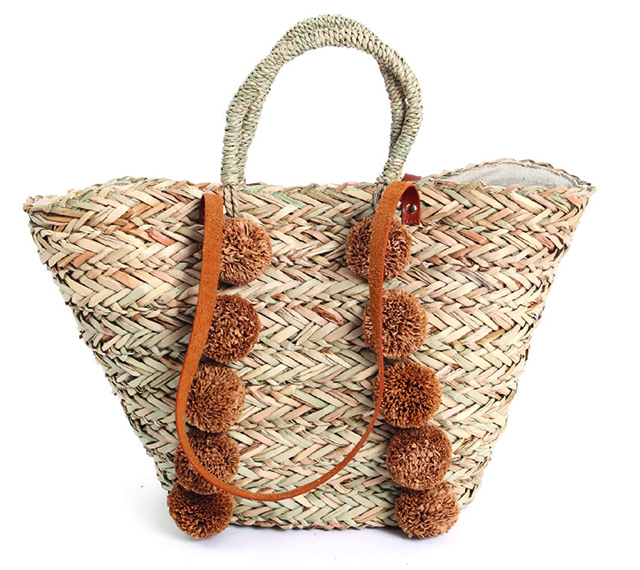 Panier à pompons en paille, adorable avec ses coloris ton sur ton, avec deux anses en rafia et deux anses en faux cuir camel. Intérieur doublé. 25,99 € - Pimkie