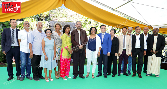 Marie-Lyne Soubadou Vice-présidente du Département entourés de Sulleman Randera Président de la Mosquée de Saint-Benoit et membre du Conseil d'Administration de l'Association Musulmane de la Réunion(AMR), les Conseillers Départementaux, Idris Isop Banian Président du Groupe de dialogue Inter-religieux de la Réunion, du Consul de Chine Zhilong Chen, du Consul de Madagascar Patrick Andrianaivo
