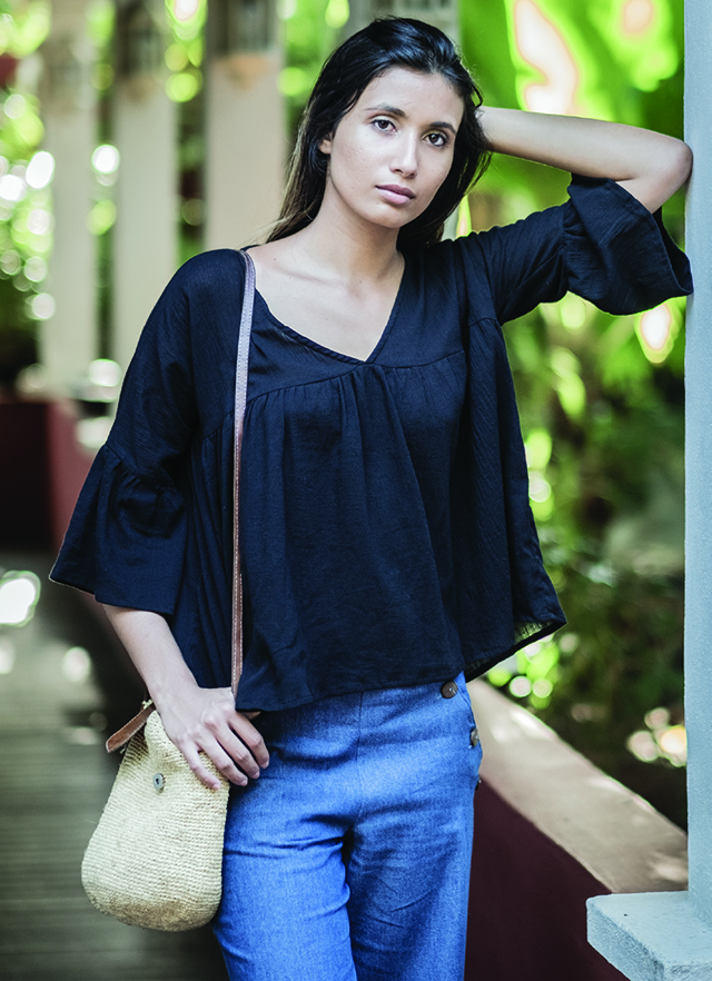 Ensemble : Top noir « Hippie dream » en gaze de coton, à 89€. Pantalon à pont « New age ». Il est en denim et boutons en bois, à 130€ - Almamaren