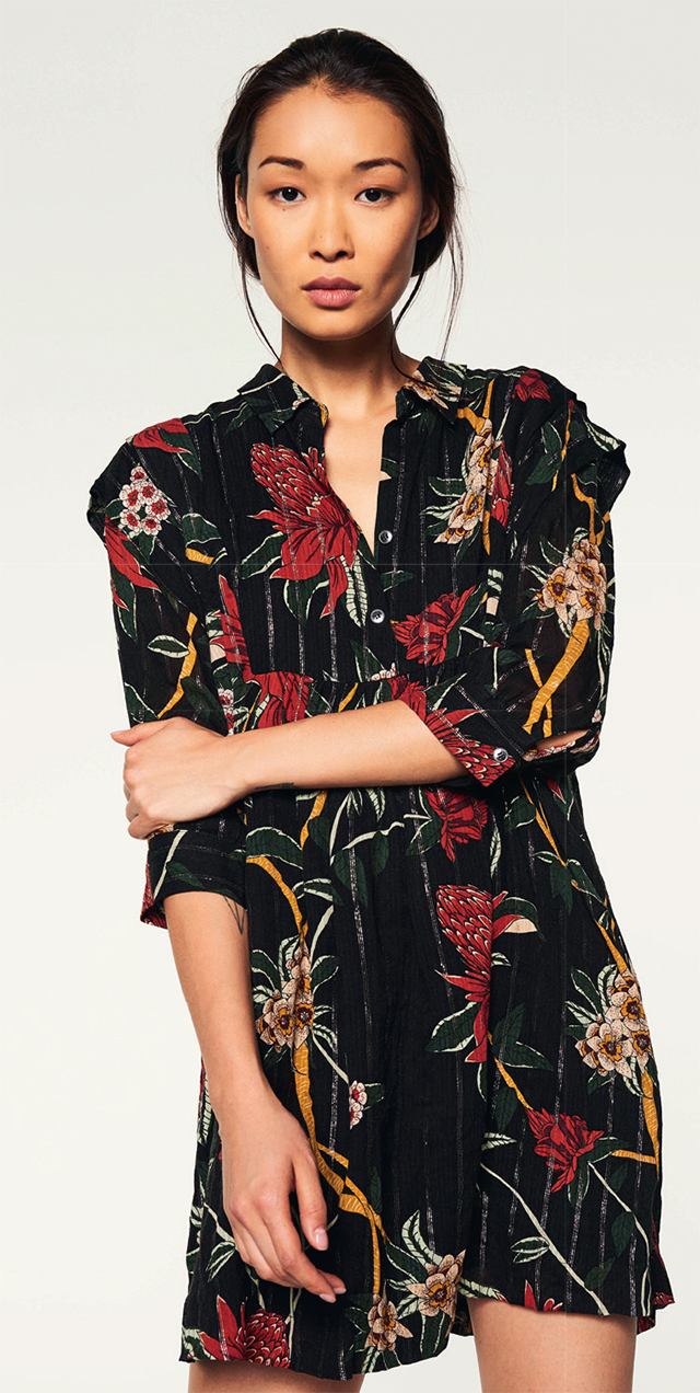 Robe courte qui se pare d’un bel imprimé de fleurs exotiques sur une fine rayure. Le vêtement opte pour un col chemise avec patte de boutonnage, des manches 3/4 finition poignet boutonné. Confectionnée dans une matière fluide et légère, cette robe ample apportera une note fantaisie dans le dressing d’hiver - Les Côcottes
