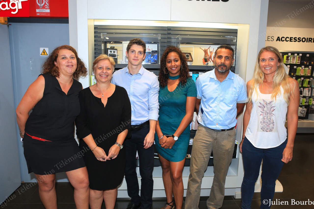  L’équipe de SFR, Virginie Payet, chargée de communication, Isabelle Nando,chef de pub, Simon Thovin, ass chef de produits web, Adeline Banor, chargée de com, et Luc Angama, responsable des sites tertiaires, Julia Gully, community manager 