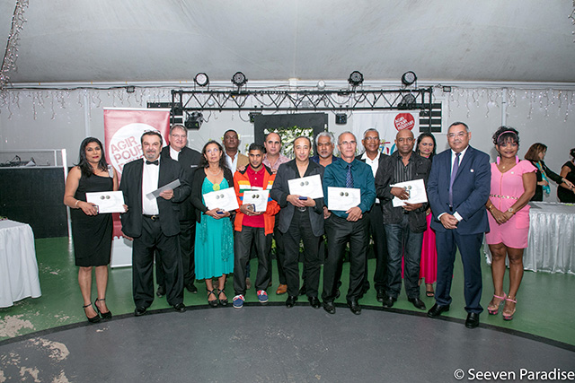 MME LAFOSSE RIVIERE M.PIERRE ET LE PREDIDENT DE LA CHAMBRE DE METIERS ET DE DE L ARTISANAT BERNARD PICARDO ET LES MEDAILLES DE BRONZE DE LA RECONNAISSANCE ARTISANALE