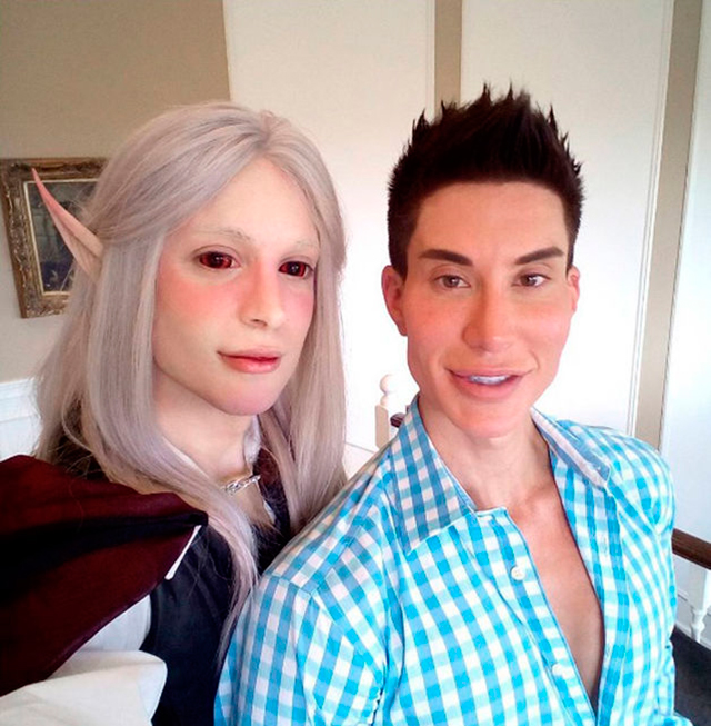 Luis-Padron-l-homme-qui-voulait-ressembler-a-un-elf-avec-Justin-Jedlica-l-homme-Ken