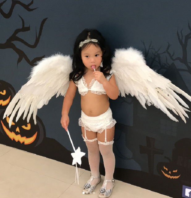La petite fille de deux ans déguisée en ange de Victoria’s Secret