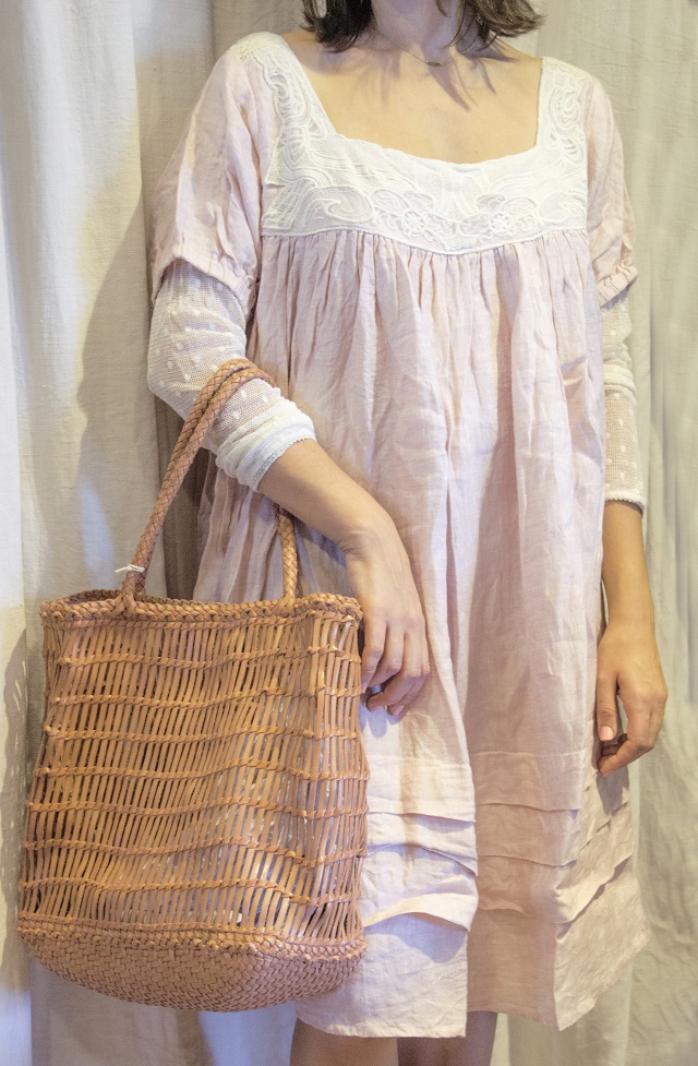 Robe Flora rose avec détails brodés et sac cuir - Les Cocottes