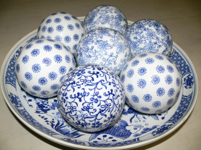 Coupe décorative à 29,90€ et boules porte encens en porcelaine à 7€