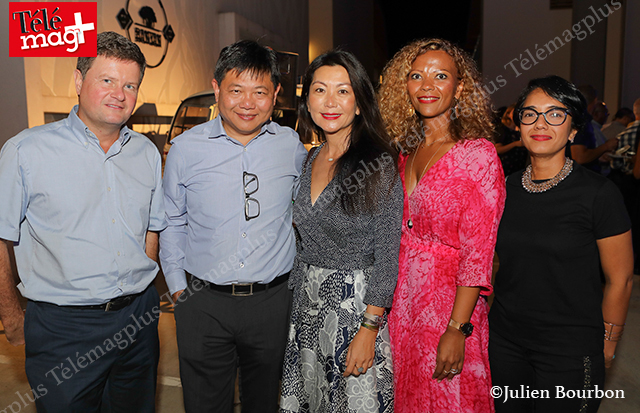 Thierry Beltrand, directeur IEDOM, Pascal Thiaw Kine, gérant Leclerc, Nathalie Thiaw Kine, résidence Archipel, Severine Nirlo, DGA Région Réunion et Nathalie Chane Kong, Région Réunion 