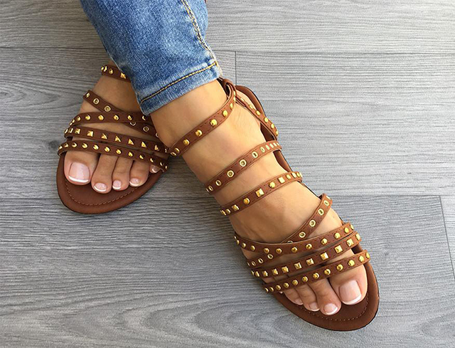 Sandales esprit rock au coloris camel et clous dorée pour la touche glamour - Boutique Alima