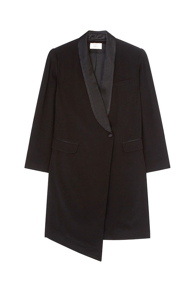 01. Robe Ba&sh qui se démarque par sa coupe déstructurée actuelle. Manches longues et col smoking satiné fermé par un bouton. La robe dispose aussi de deux poches à rabat sur les côtés et se termine par un pan asymétrique plus long devant. Les Cocôttes : Sainte-Clotilde, Saint-Denis